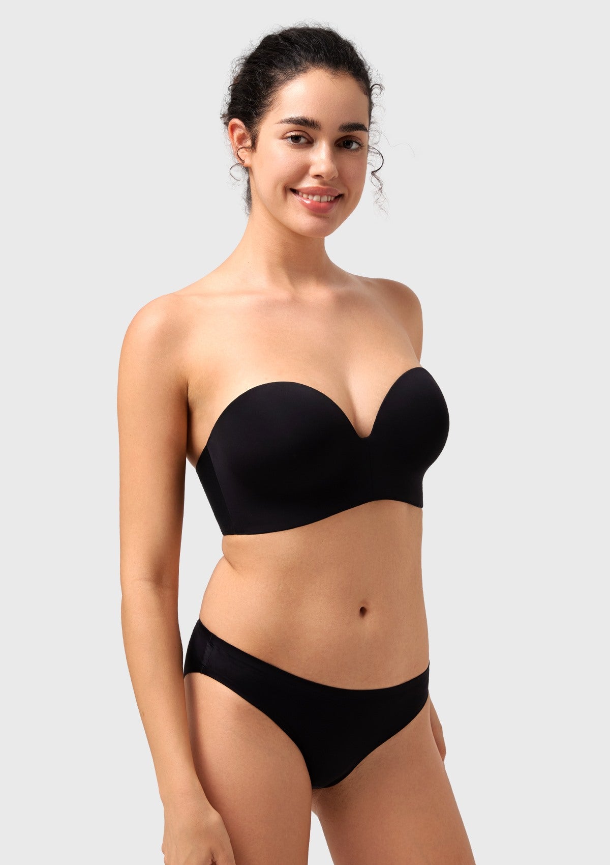 45-degree profile of the black strapless push up bra, specifically designed to center the breasts and create a flattering deep-V cleavage.