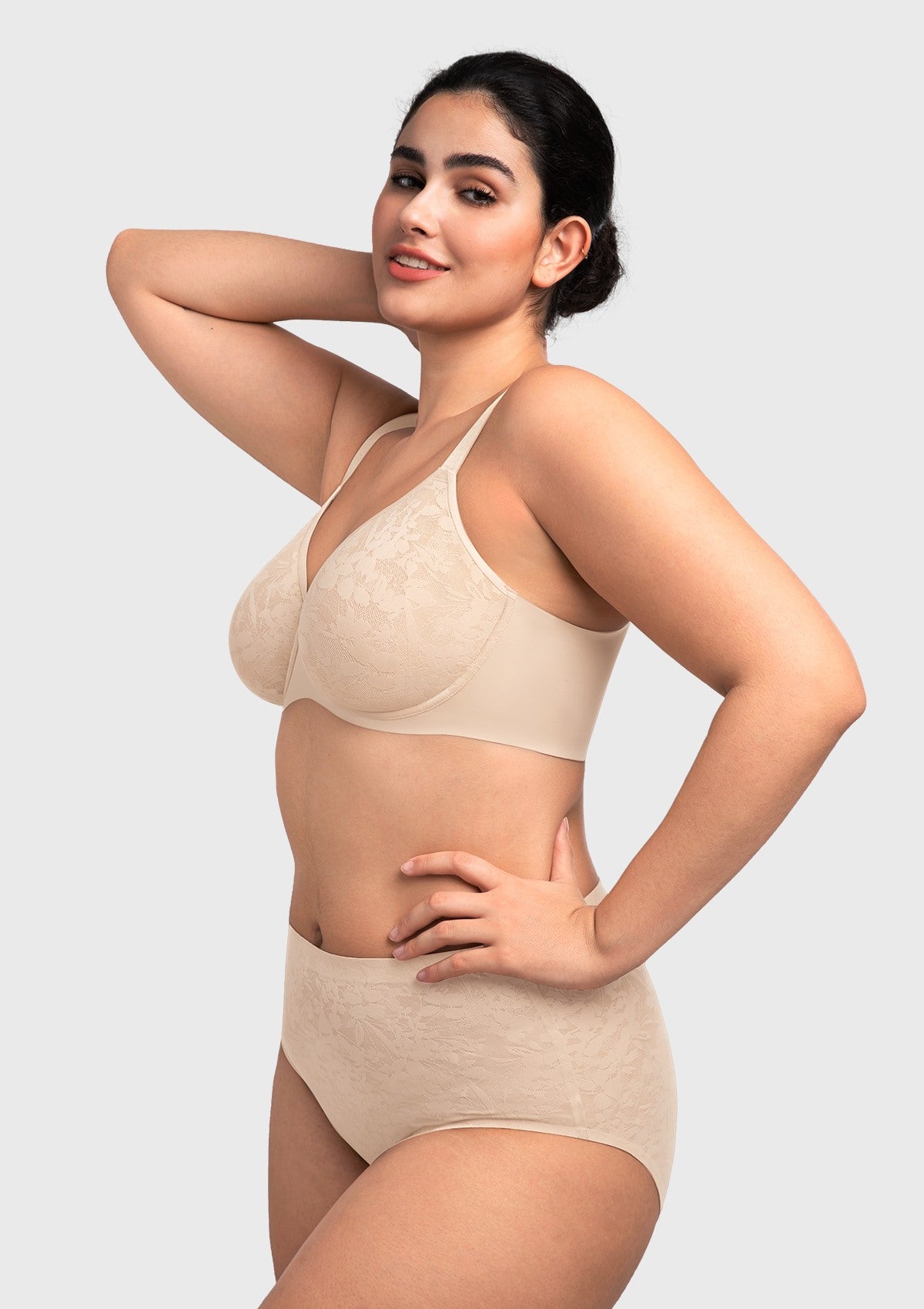 - Side view of a woman with arms raised in the nude comfort fit bra, showing the wide, flat underband that seamlessly disappears under clothing.
6. 模特背面图