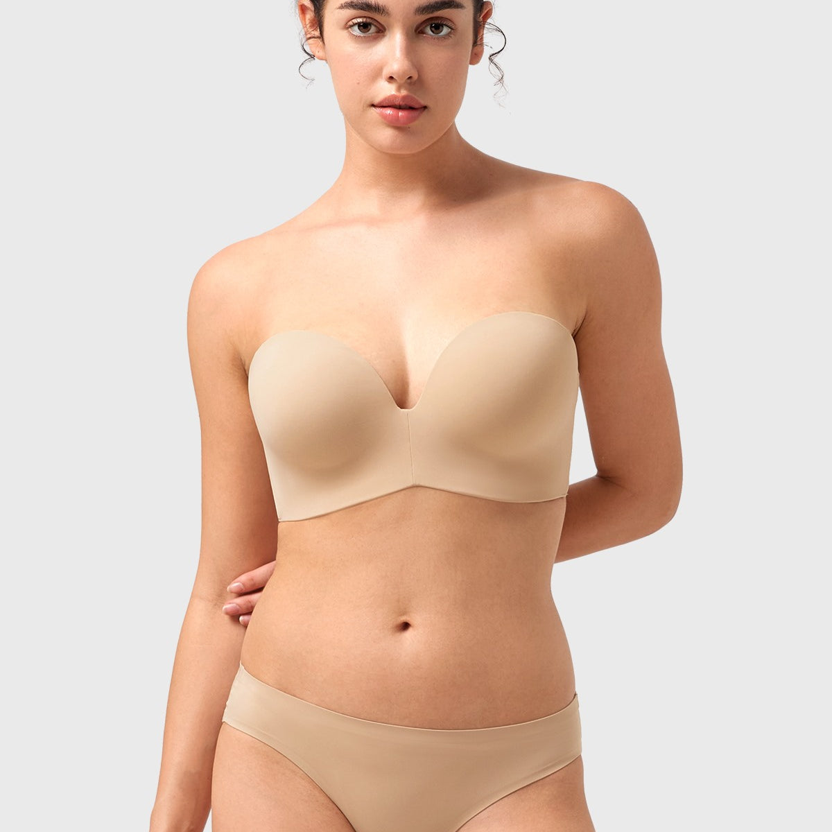 Front view of the light nude seamless wireless strapless bra, offering a completely invisible finish under any light-colored outfit.