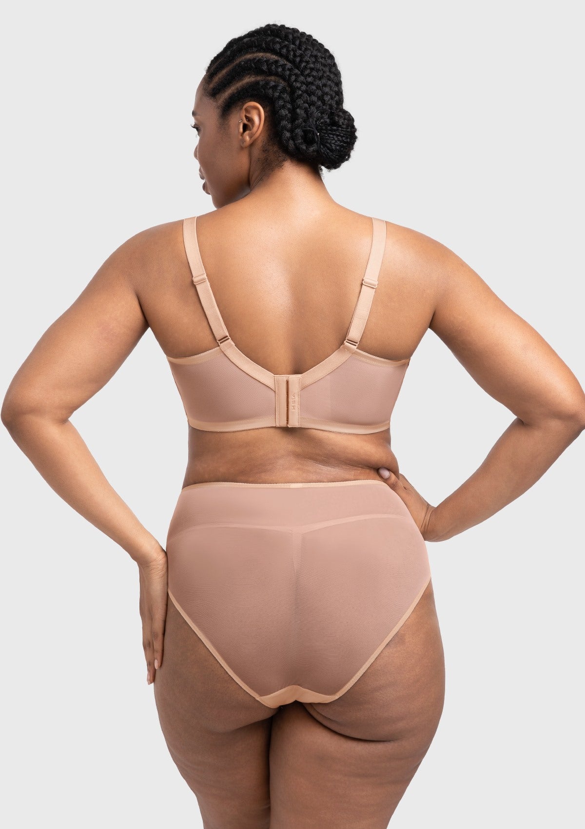 Rear view of the plum contrast soft pink breathable mesh bra, featuring adjustable 3-row back hooks for a personalized, secure fit without digging.
